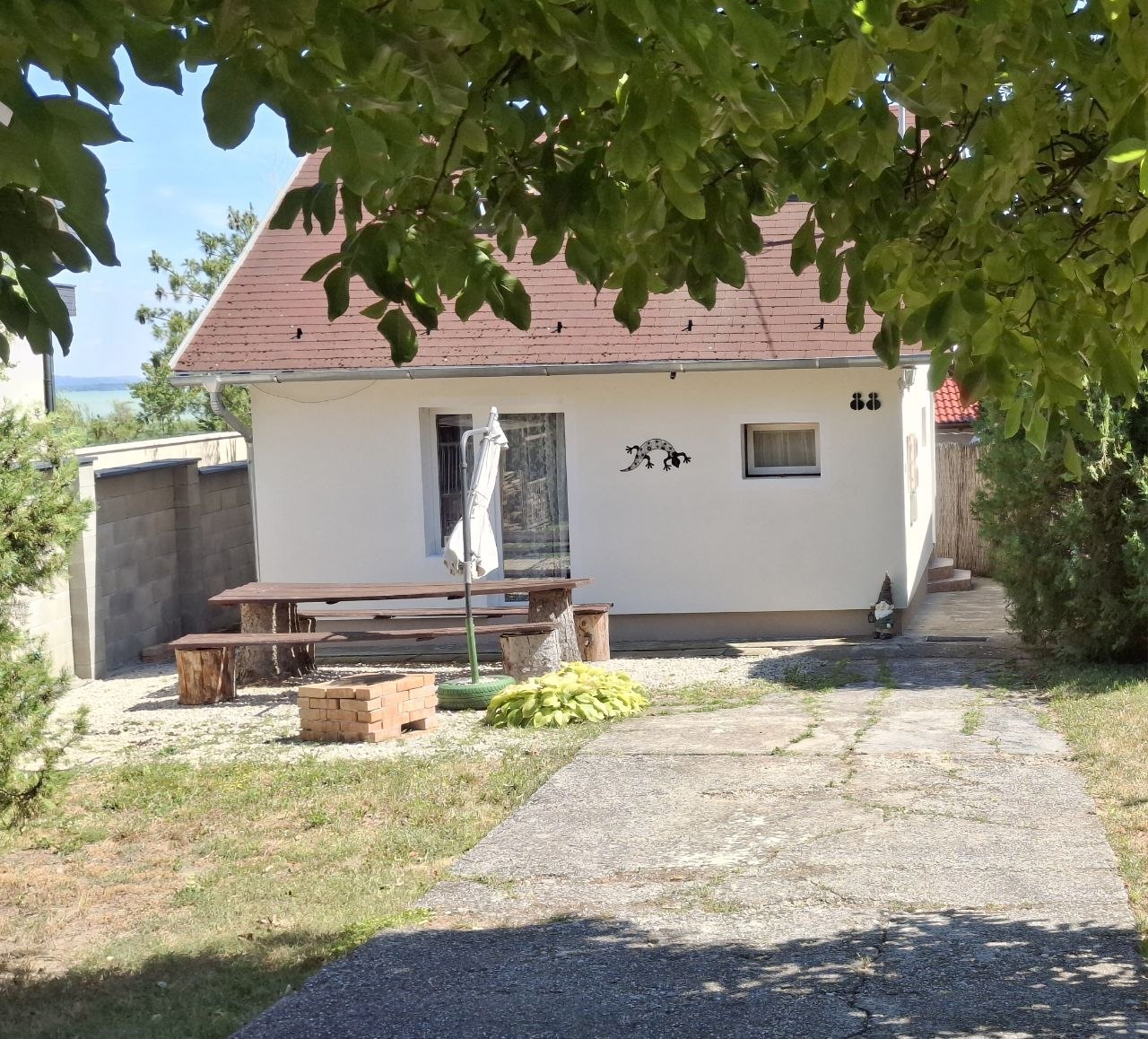 A Salamander Vendégház külseje kerti ülőhelyekkel